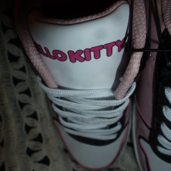 NEW- Hello Kitty by Sanrio Women's Pink Casual Court Sneakers sz10 - Picture 9 of 12